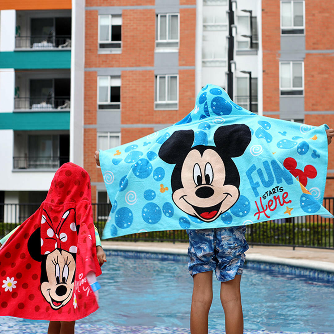 MICKEY DISNEY, Escondiéndose en la playa 